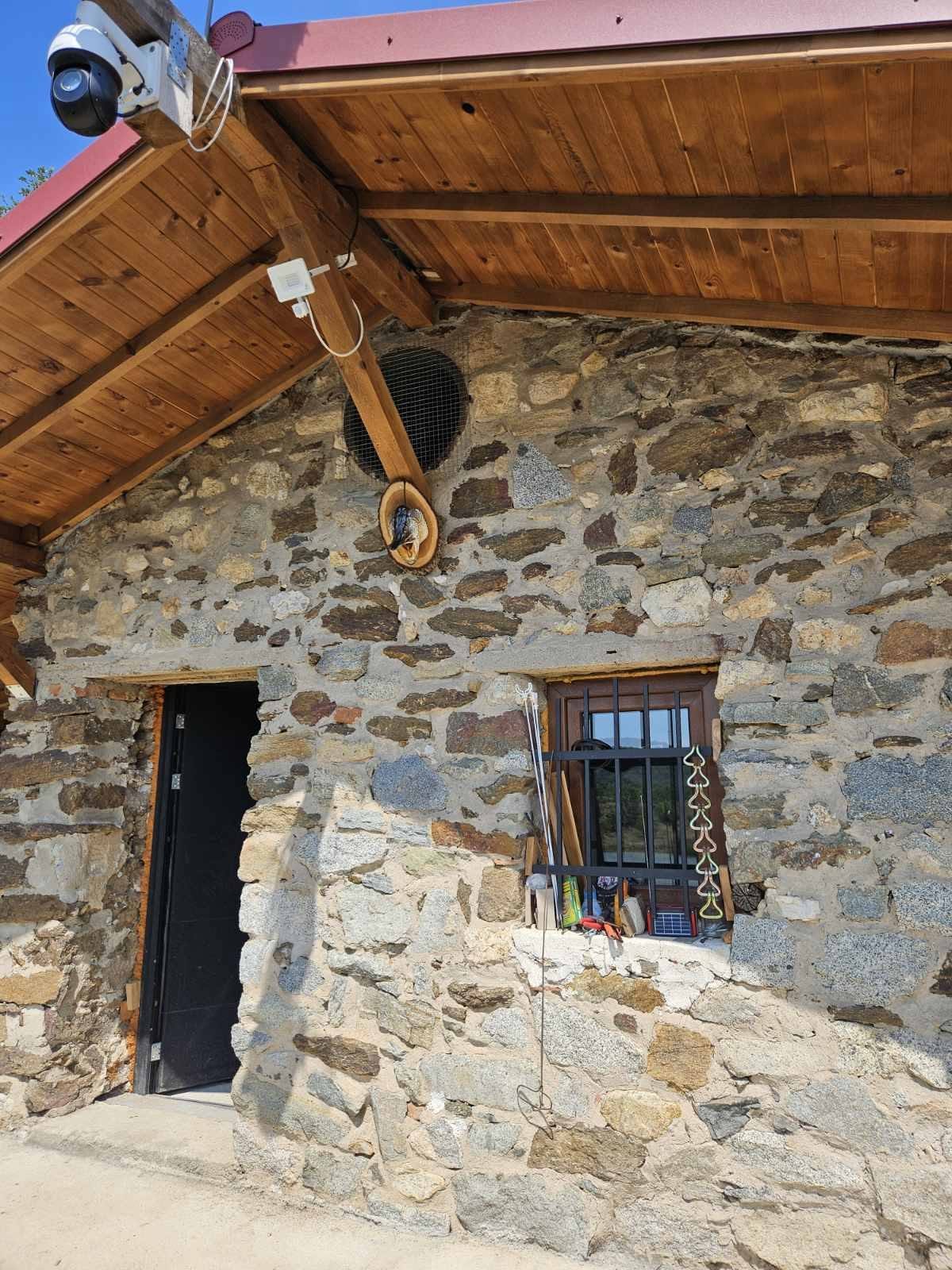 Компания в кът за отдих край язовира